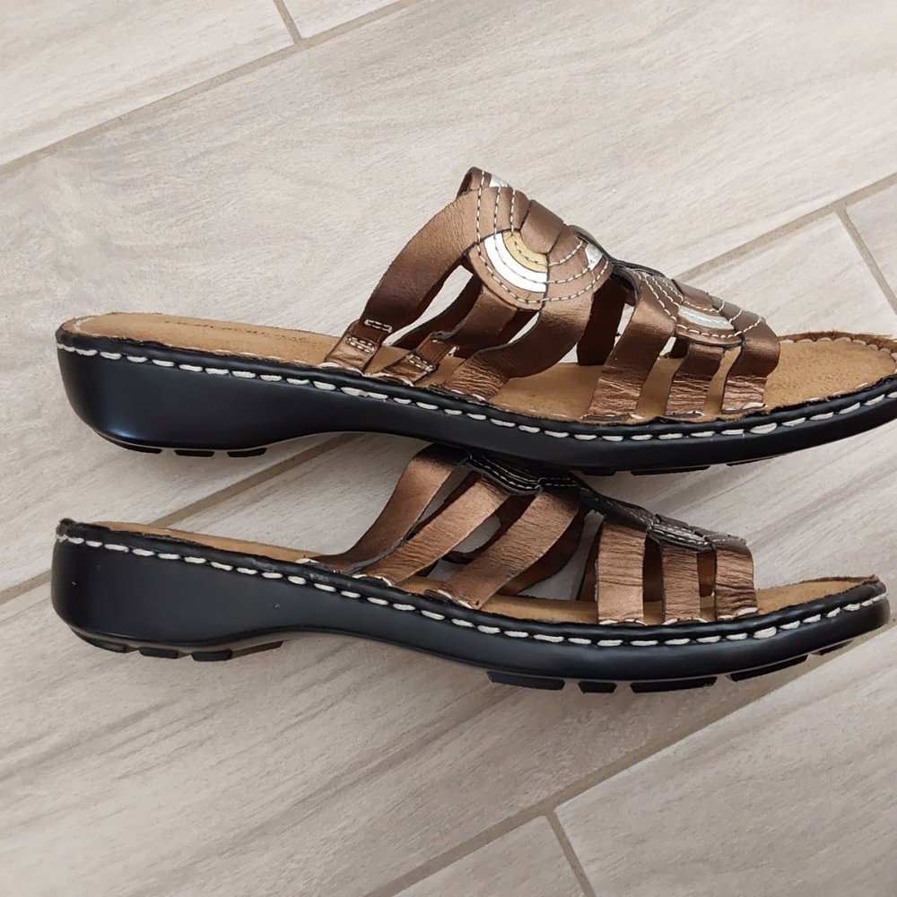 Natural Soul NWOB Caslin Metallic Leather Slip On Flat Sandal.  Size 9 Narrow - Picture 4 of 8